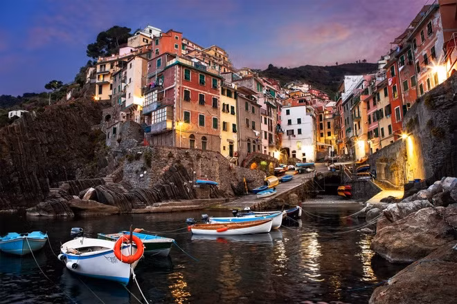 Rực rỡ không kém Burano nhưng Riomaggiore, Italy lại khác biệt khi các ngôi nhà ở đây cheo leo trên vách núi hướng ra biển.