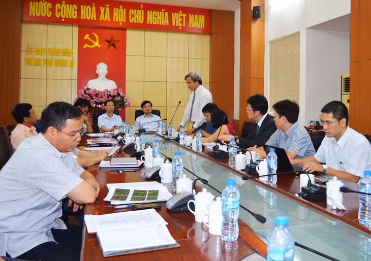 Đại diện đơn vị tư vấn Công ty Nikkei Sekkei Civil Engineering LTD (Nhật Bản) trình bày nội dung các nội dung trong quy hoạch tại cuộc làm việc