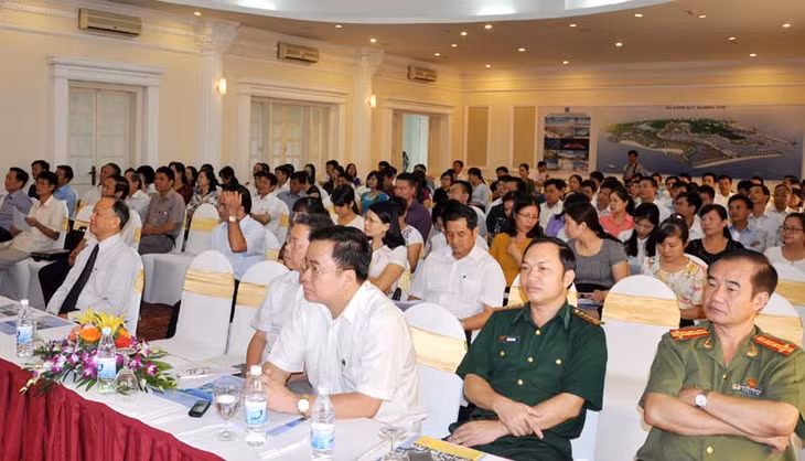 Lãnh đạo Tập đoàn Tuần Châu thông tin tại hội nghị về quá trình xây dựng và phát triển khu du lịch quốc tế Tuần Châu.