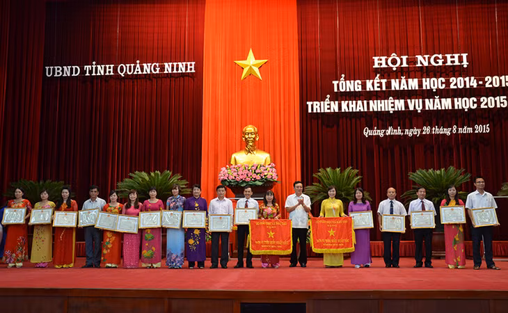 Đồng chí Phạm Vũ Luận, Bộ trưởng Bộ GD&ĐT trao Bằng khen của Bộ GD&ĐT cho các tập thể, cá nhân có thành tích xuất sắc trong năm học 2014-2015