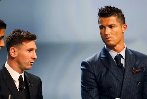 Ronaldo và Messi trên bục nhận giải hôm 27/8. Ảnh: Reuters.