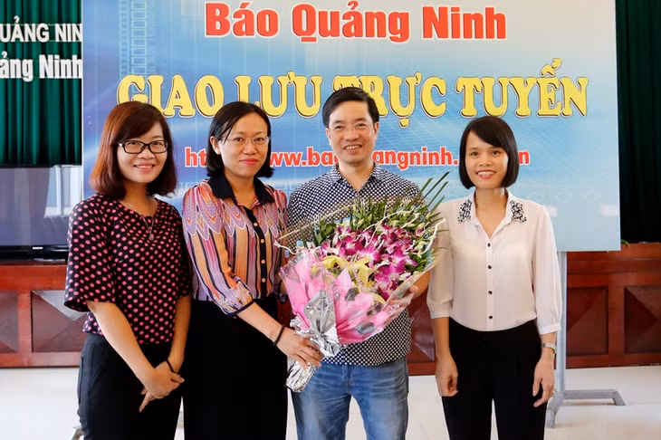 Lãnh đạo Báo Quảng Ninh tặng hoa