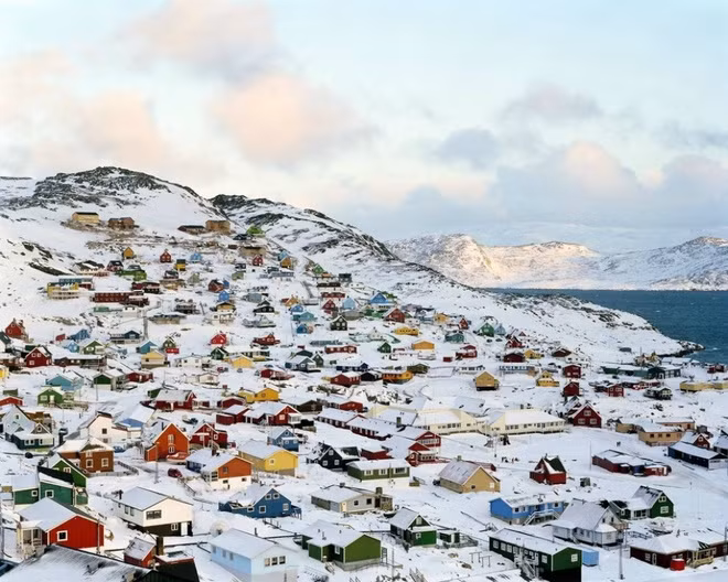 Kakortok là tên gọi trước đây của thị trấn Qaqortoq, Greenland. Tuy dân cư ở đây ít nhưng lại sống tập trung trong những ngôi nhà đầy màu sắc, nổi bật trên nền tuyết trắng.