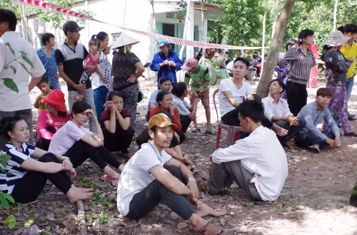 Người dân tỏ ra hoang mang trước án mạng ở nhà ông Hiệu. Ảnh: Nguyễn Vinh