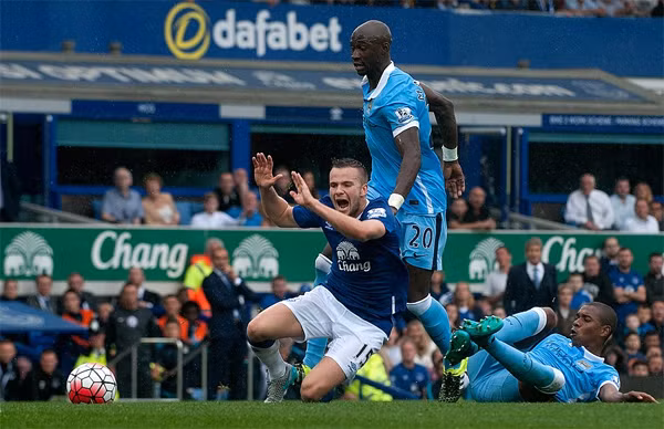 Hàng thủ Man City chưa hoàn hảo, nhưng đang tạo cảm giác tự tin và an toàn cho các đồng đội ở phía trên. Ảnh: DM.