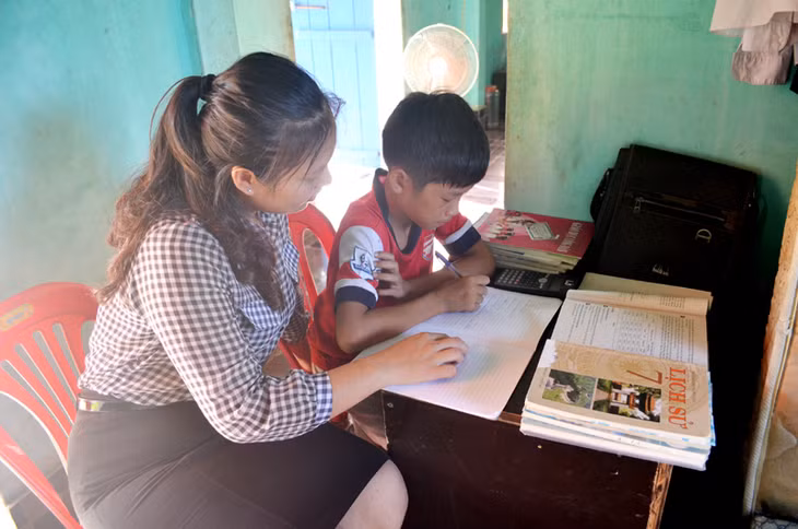 Chuẩn bị vào năm học mới, Từ Tuấn Vinh (lớp 7C, Trường THCS Đông Xá, huyện Vân Đồn) là một trong nhiều học sinh có hoàn cảnh khó khăn của nhà trường, được tặng sách, vở, đồng phục mới.