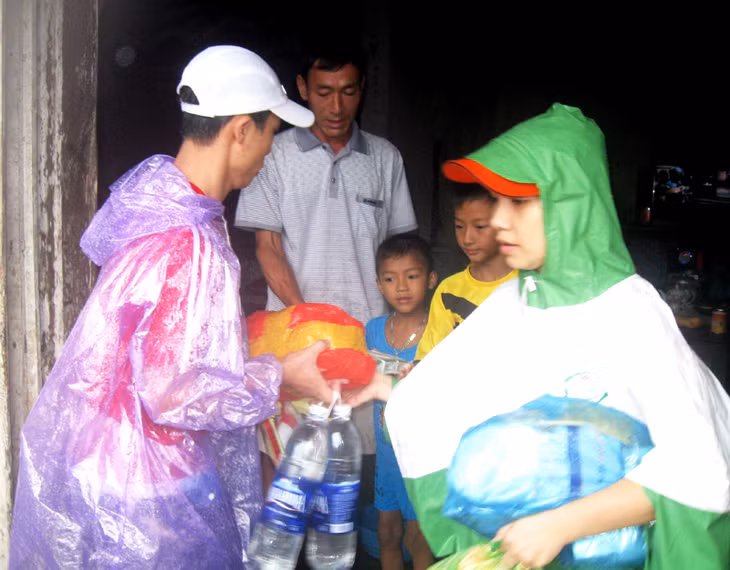 Đoàn trao quà cứu trợ cho một hộ dân thôn Đồng Danh (xã Bản Sen) bị ảnh hưởng nặng bởi mưa lũ.
