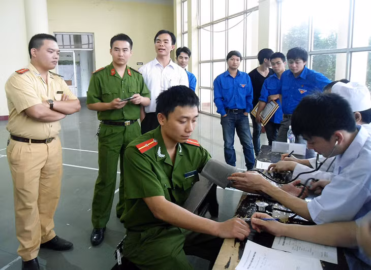 CBCS Công an TP Móng Cái hiến máu tình nguyện vì cuộc sống cộng đồng.