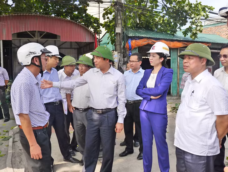 Đồng chí Đặng Huy Hậu, Phó Chủ tịch Thường trực UBND tỉnh đánh giá cao tinh thần trách nhiệm của TP Cẩm Phả trong công tác GPMB đoạn qua địa phận phường Quang Hanh