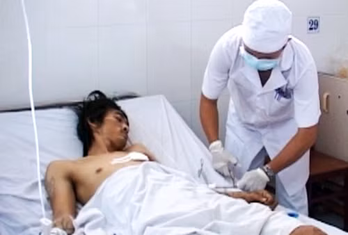  Tuấn Em lúc còn điều trị ở bệnh viện. Ảnh: C.A.