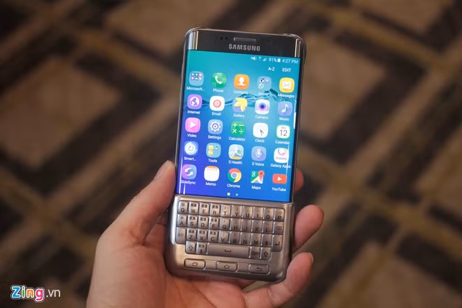  Dù Google đã ngưng hỗ trợ cho các thiết bị có bàn phím QWERTY từ những phiên bản Android đầu tiên, nhưng người dùng Galaxy S6 Edge+ vẫn có thể trải nghiệm bàn phím này thông qua một phụ kiện dành riêng cho máy.