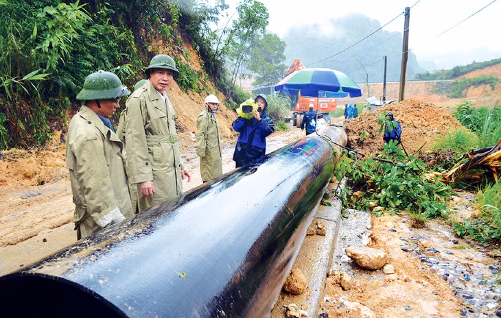 Đồng chí Nguyễn Đức Long, Phó Bí thư Tỉnh uỷ, Chủ tịch UBND tỉnh chỉ đạo, động viên các đơn vị thi công hăng hái thi đua đẩy nhanh tiến độ khắc phục sự cố vỡ đường ống nước của Nhà máy Nước Diễn Vọng do đợt mưa lụt lịch sử gây ra cuối tháng 7, đầu tháng 8-2015. Ảnh: Hữu Việt