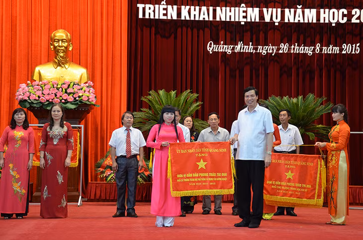 Đồng chí Nguyễn Đức Long, Phó Bí thư Tỉnh ủy, Chủ tịch UBND tỉnh trao Bằng khen của Thủ tướng Chính phủ cho các cá nhân có thành tích xuất sắc trong năm học 2014-2015