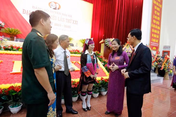 Đồng chí Đỗ Thị Hoàng, Phó Bí thư Thường trực Tỉnh ủy trao đổi với các đại biểu.