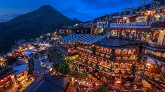 Jiufen là ngôi làng nhỏ nằm ở phía bắc Đài Loan, Trung Quốc. Với vị trí nằm trên sườn núi, hướng mặt ra biển, ngôi làng về đêm sáng rực với ánh đèn tỏa ra từ khắp các căn nhà cổ.