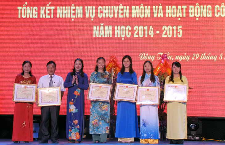 Giám đốc Sở GD&ĐT Vũ Thị Liên Oanh trao bằng khen của UBND tỉnh cho các tập thể xuất sắc.