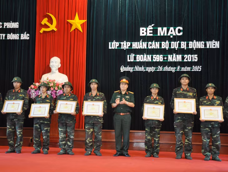 Đại tá Nguyễn Bảo Anh, Phó Tổng Giám đốc Tổng Công ty Đông Bắc trao giấy khen cho cá nhân có thành tích xuất sắc trong khóa tập huấn