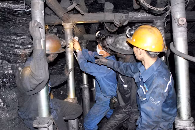 Đưa cột chống chống thuỷ lực vào khai thác hầm lò tại Công ty Than Mạo Khê.