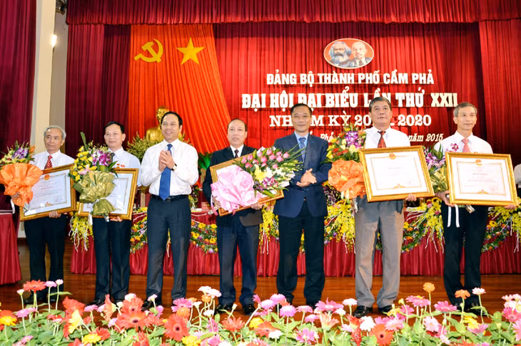Các đồng chí: Vũ Hồng Thanh, Phó Bí thư Tỉnh ủy; Đặng Huy Hậu, Ủy viên Ban Thường vụ Tỉnh ủy, Phó Chủ tịch Thường trực UBND tỉnh trao Bằng khen của Tỉnh ủy cho các đồng chí có thành tích trong công tác xây dựng Đảng nhiệm kỳ 2010-2015.