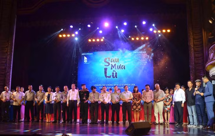 Ban Tổ chức tri ân những nhà hảo tâm.