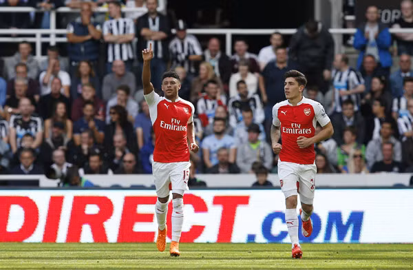 Oxlade Chamberlain ăn mừng sau bàn mở tỷ số của Arsenal. Ảnh: Reuters.