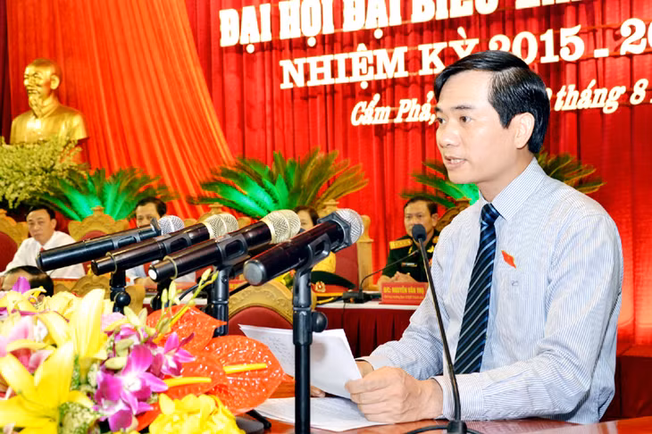 Đồng chí Vũ Quyết Tiến, Phó Bí thư Thành ủy Cẩm Phả tổng hợp ý kiến của các đại biểu tham gia góp ý vào các văn kiện đại hội cấp trên.
