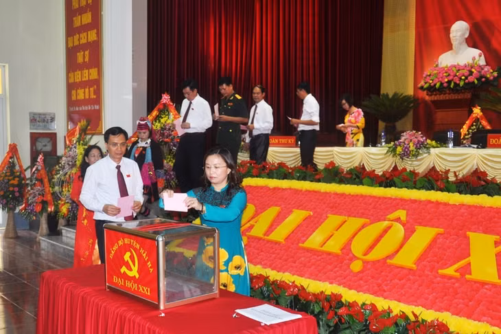 Đại biểu bỏ phiếu bầu BCH Đảng bộ huyện khóa XXI.