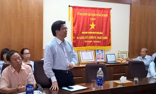 Ông Nguyễn An (người đứng) trong cuộc họp công bố đề cử sáng nay (24/8). Ảnh: L.C