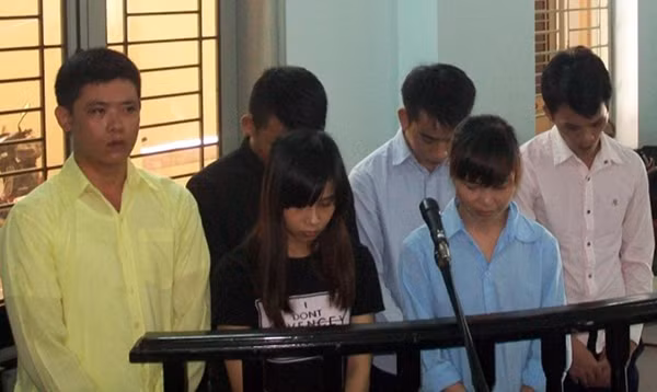 Bị cáo Hà Thị Thúy Hoa và đồng bọn trước vành móng ngựa.