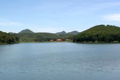 Cách Hà Nội khoảng 90 km về phía nam, hồ Đồng Chương, huyện Nho Quan, tỉnh Ninh Bình là điểm đến ít đông, phù hợp cho kỳ nghỉ lễ 2/9 sắp tới. Ảnh: Đỗ Kiên.