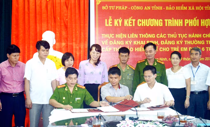 Sở Tư pháp, Công an tỉnh và BHXH tỉnh ký kết chương trình phối hợp liên thông các thủ tục hành chính.