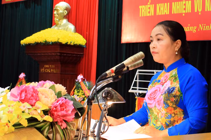 Chủ tịch Công đoàn giáo dục tỉnh Quảng Ninh Trần Mộng Hoài trình bày báo cáo tổng kết công tác công đoàn năm học 2014-2015.