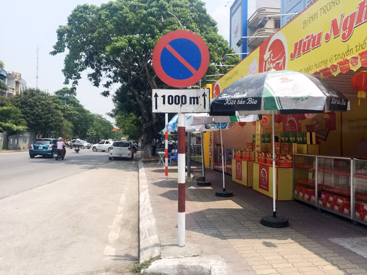 Đường Trần Hưng Đạo có biển cấm dừng đỗ nhưng chính quyền phường vẫn để cho tiểu thương lấn chiếm vỉa hè bán hàng.
