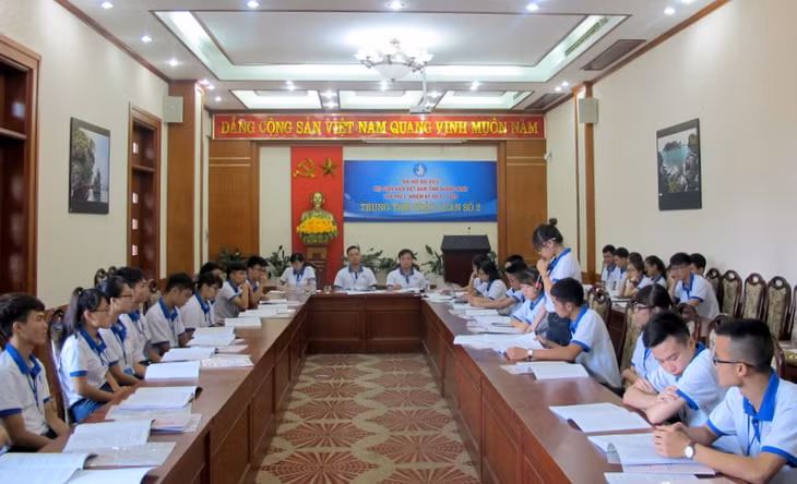 Đại hội chia các tổ thảo luận về nội dung các văn kiện Đại hội Hội Sinh viên tỉnh lần thứ nhất.