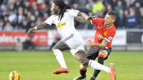 Gomis (trái) và đồng đội đủ sức giành điểm trước M.U