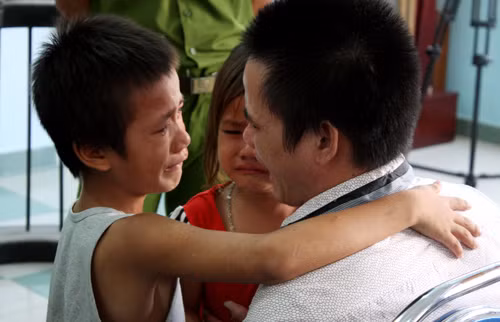 Cha con Hùng trước vành móng ngựa. Ảnh: Xuân Ngọc
