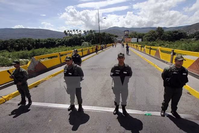 Binh sỹ Venezuela gác tại cửa khẩu biên giới với Colombia ngày 20/8. (Nguồn: AFP/TTXVN)