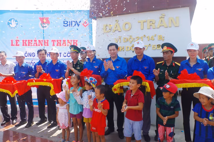 Đại biểu và nhân dân đảo Trần làm lễ cắt băng khánh thành công trình Cột cờ chủ quyền Tổ quốc tại đảo Trần
