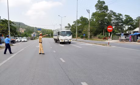 Lực lượng chức năng hướng dẫn các phương tiện vào đường tránh.