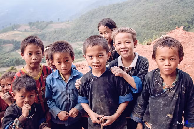  Ở đây, mỗi nhà thường có rất nhiều trẻ con và dù cuộc sống còn nhiều khó khăn nhưng gương mặt của chúng vẫn bừng sáng những nụ cười.