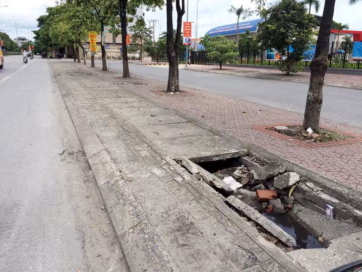 Những cái bẫy gây nguy hiểm cho người đi đường. Ảnh chụp vỉa hè trước cửa BigC Hạ Long
