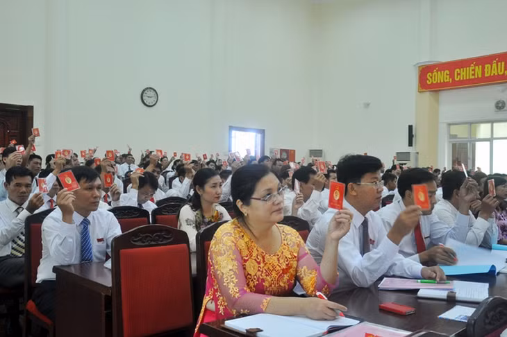 Đại biểu biểu quyết thông qua phương án nhân sự BCH Đảng bộ huyện khóa XXI.