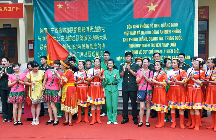 Giao lưu văn nghệ giữa nhân dân xã Hải Sơn, TP Móng Cái, tỉnh Quảng Ninh (Việt Nam) và nhân dân trấn La Nương, TP Phòng Thành Cảng, Quảng Tây (Trung Quốc).