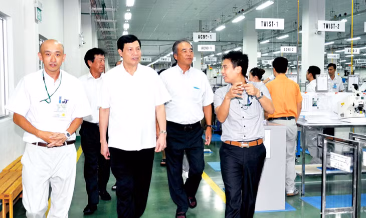 Ngày 21-3-2015, Công ty TNHH Yazaki Hải Phòng - Chi nhánh Quảng Ninh đã tổ chức lễ khánh thành Nhà máy Sản xuất hệ thống dây dẫn và các cụm thiết bị điện ô tô tại KCN Đông Mai (TX Quảng Yên). Trong ảnh: Đồng chí Nguyễn Đức Long, Phó Bí thư Tỉnh uỷ, Chủ tịch UBND tỉnh thăm Nhà máy ngày 7-7-2015. Ảnh: Đỗ Phương