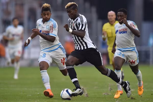 Pogba (giữa) đang là cầu thủ được nhiều đội bóng lớn theo đuổi - Ảnh: AFP
