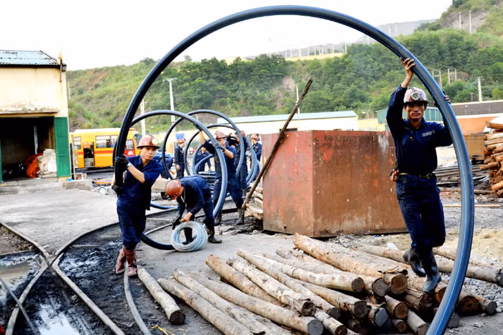 Cùng với đó, nhiều thiết bị bơm, hút nước đã được huy động, đưa xuống lò
