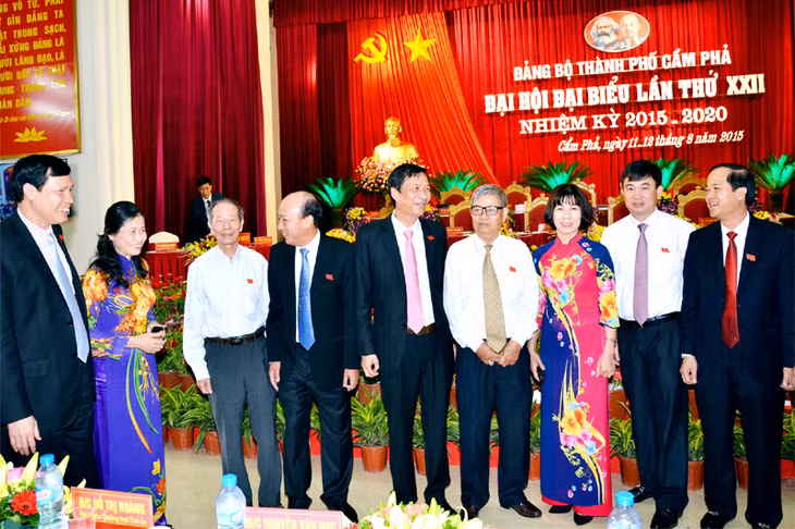 Các đồng chí lãnh đạo tỉnh trò chuyện với đại biểu tại Đại hội.