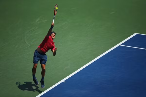  Federer đã giành chiến thắng trong loạt tie-break nhờ những cú giao bóng mạnh mẽ - Ảnh: AFP