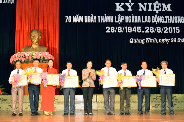 Đồng chí Đỗ Thị Hoàng, Phó Bí thư Thường trực Tỉnh ủy, Trưởng đoàn Đại biểu Quốc hội tỉnh tặng Bằng khen cho những tập thể, cá nhân có thành tích xuất sắc trong công tác và phong trào thi đua nhân dịp kỷ niệm 70 năm ngày thành lập ngành LĐ-TBXH (28-8-1945/2015).