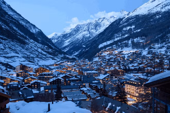 Thị trấn Zermatt, Thụy Sĩ được mệnh danh là thiên đường trượt tuyết trên thế giới. Sau khi trải nghiệm mạo hiểm bên các sườn đồi, du khách có thể nghỉ ngơi trong những ngôi nhà dưới thung lũng phủ đầy tuyết trắng.